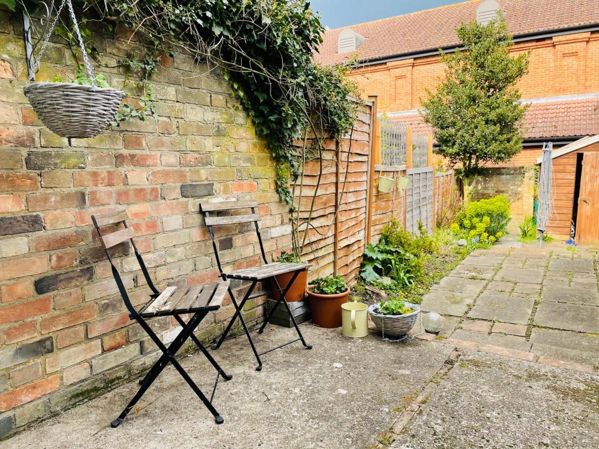 Charming Town Centre Character Cottage With Parking Stowmarket Eksteriør bilde